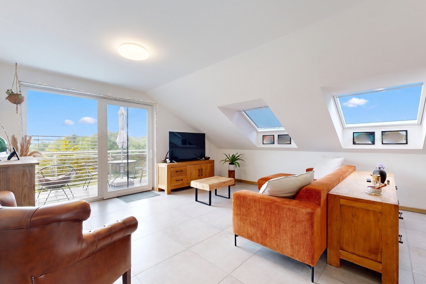 wohnzimmer mit inside property, gipskartonwand, drywall, dachfenster, und niedrige decke