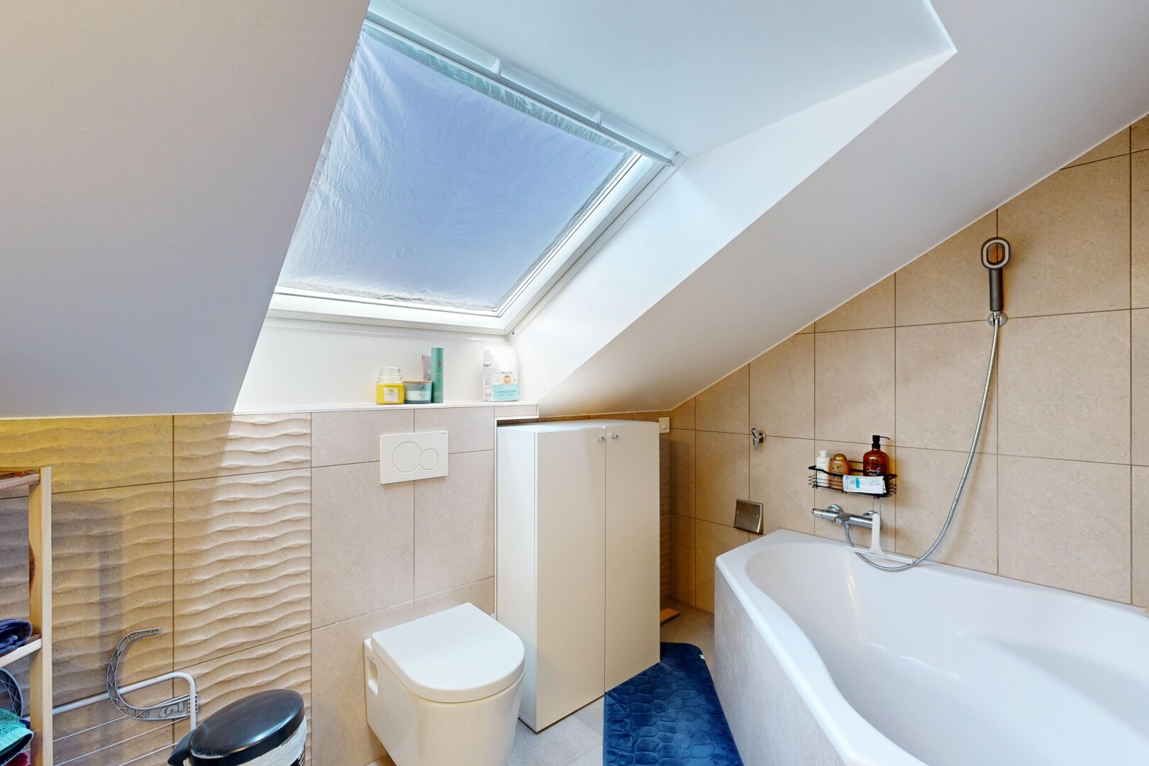 bad mit fliesenwand, tile wall, komplettes badezimmer, inside property, und dachfenster