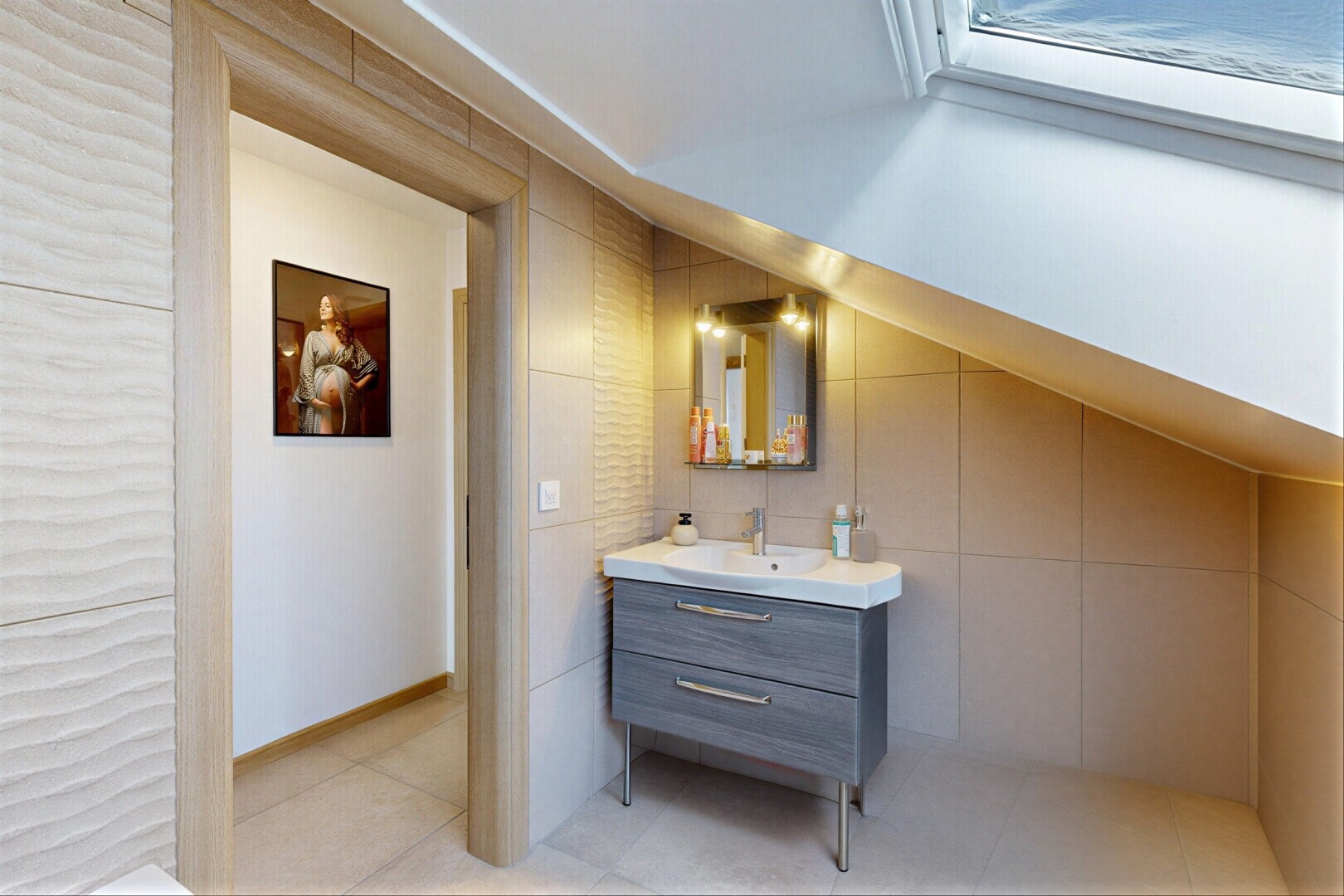 bad mit fliesenwand, tile wall, spiegel, schminktisch, und light floor