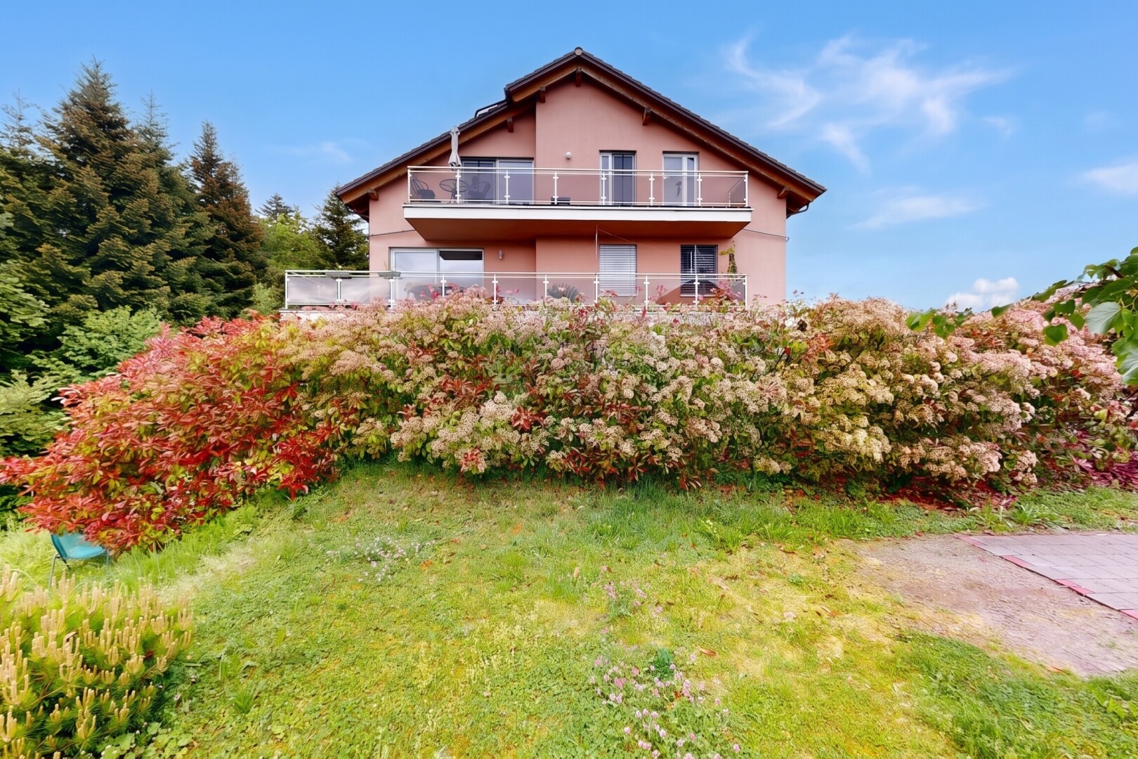 außenansicht mit stuckverkleidung, property visible, day time, balkon, und rasen