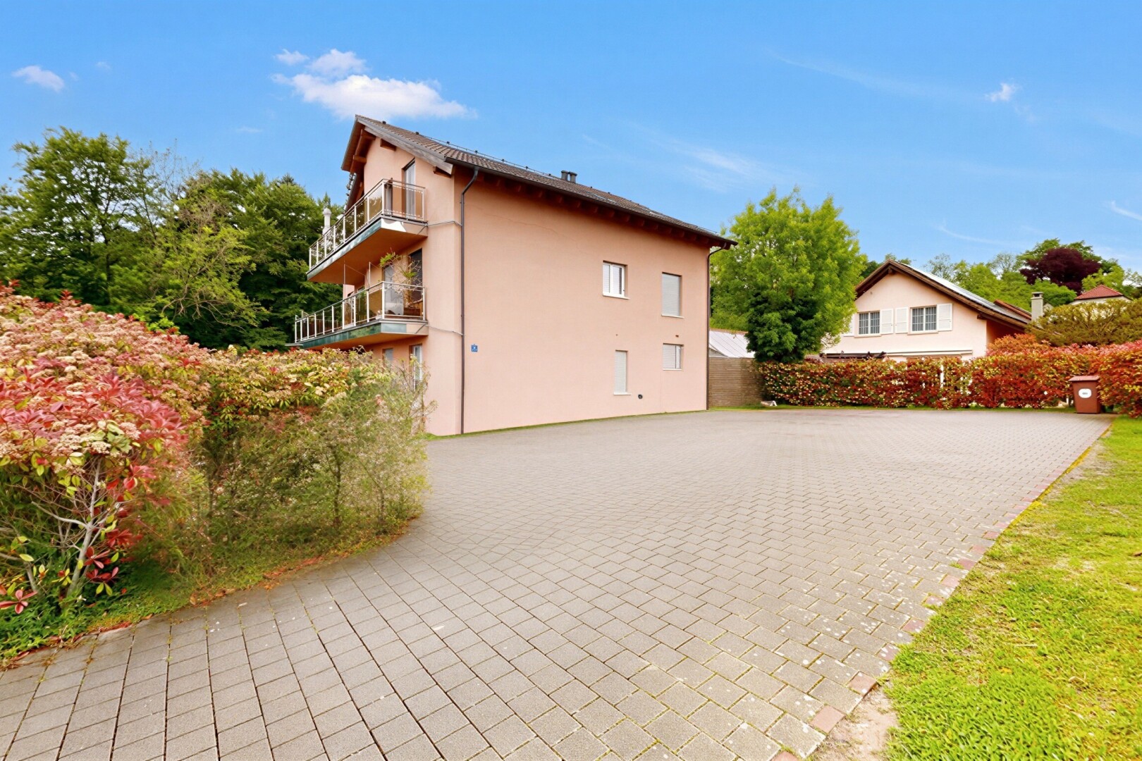 außenansicht mit day time und stuckverkleidung