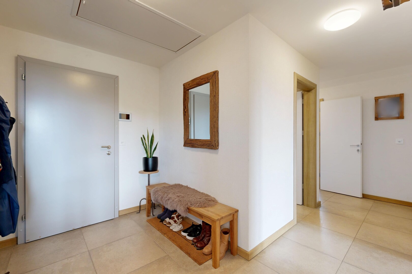 halle / korridor mit inside property, gipskartonwand, drywall, fliesenboden, und tile floor