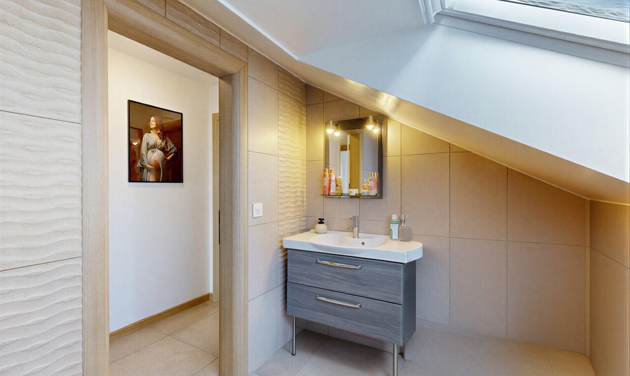 bad mit fliesenwand, tile wall, spiegel, schminktisch, und light floor