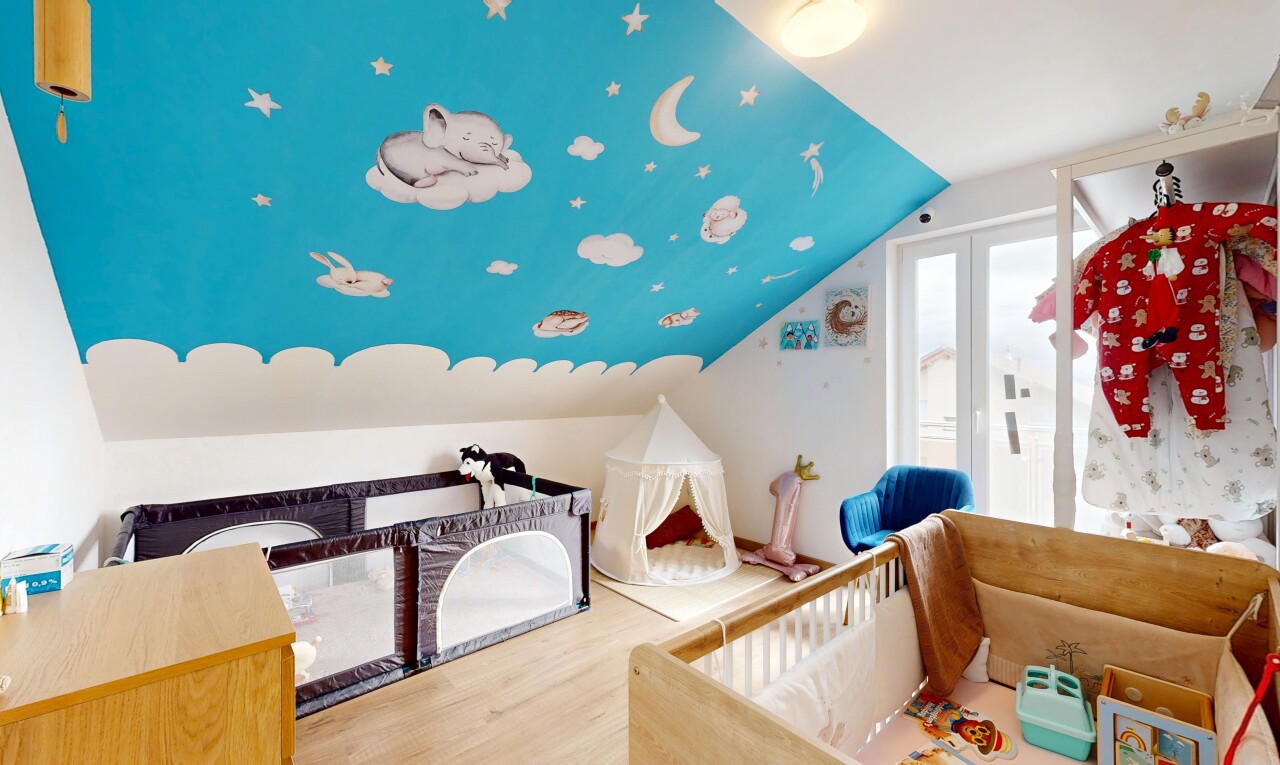 zimmer / schlafzimmer mit zusätzliches zimmer, kinderzimmer, niedrige decke, low ceiling, und dachschräge