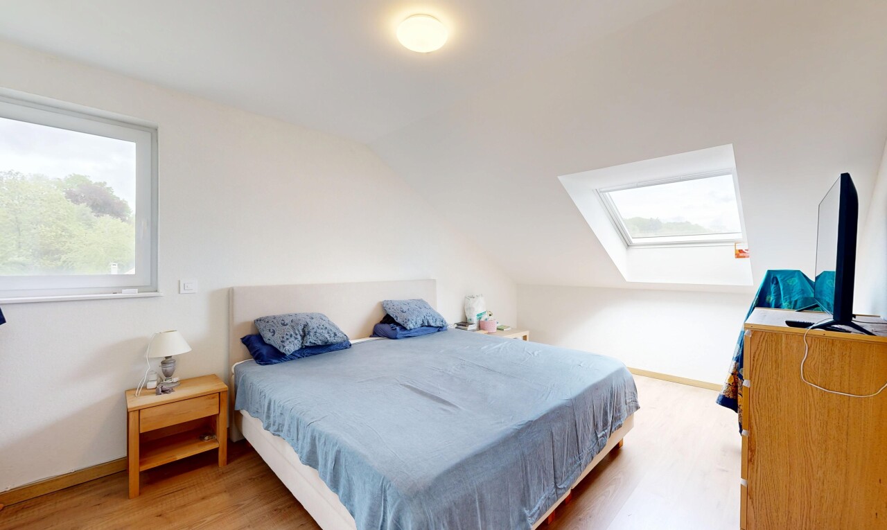 zimmer / schlafzimmer mit inside property, dachschräge, vaulted ceiling, holzfußboden, und wood finish floor