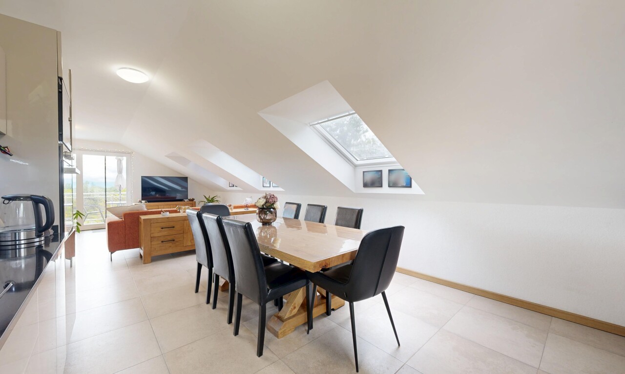 esszimmer mit dachfenster, inside property, drywall, gipskartonwand, und baseboards wall