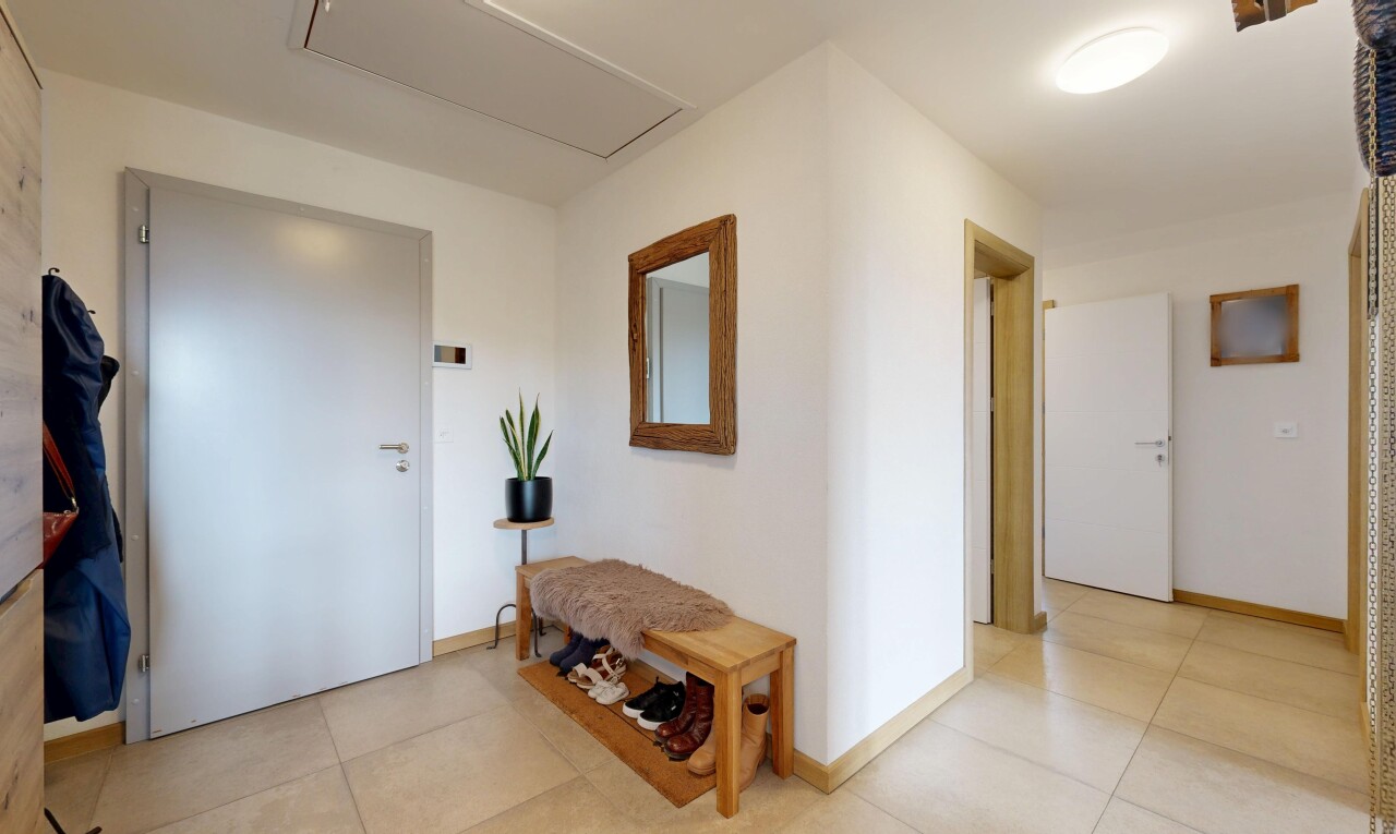 halle / korridor mit inside property, gipskartonwand, drywall, fliesenboden, und tile floor