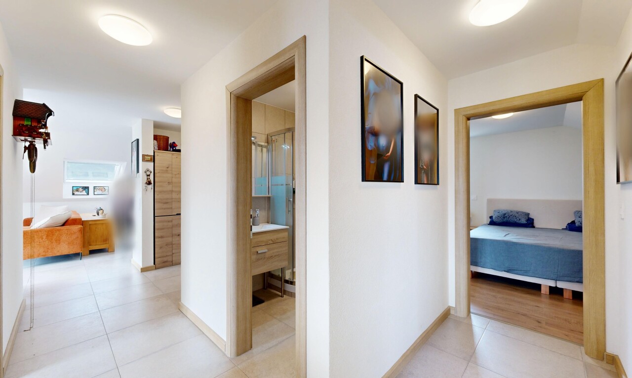 halle / korridor mit tile floor, fliesenboden, drywall, gipskartonwand, und inside property
