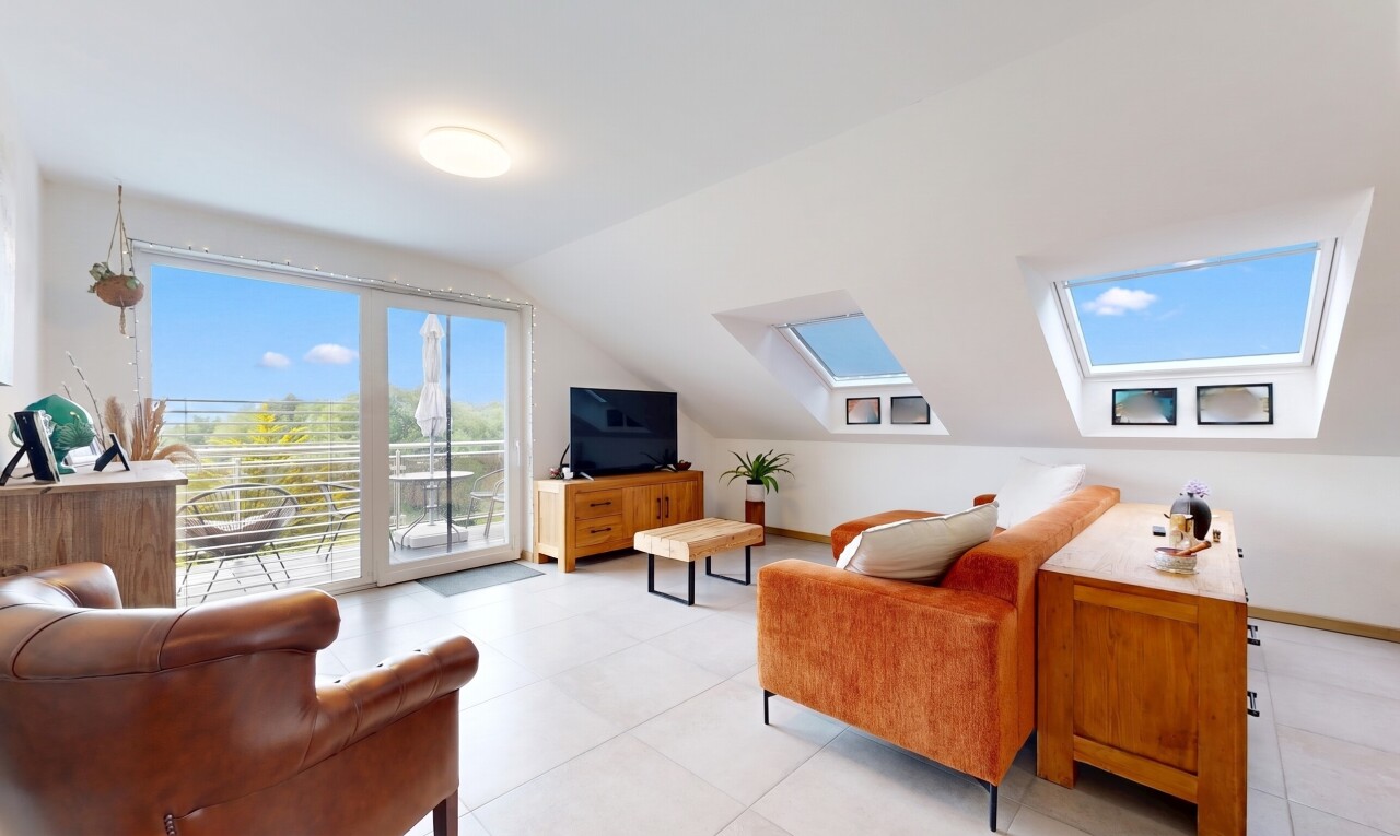 wohnzimmer mit inside property, gipskartonwand, drywall, dachfenster, und niedrige decke