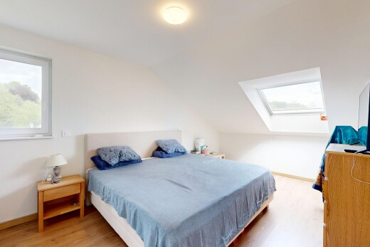 zimmer / schlafzimmer mit inside property, dachschräge, vaulted ceiling, holzfußboden, und wood finish floor