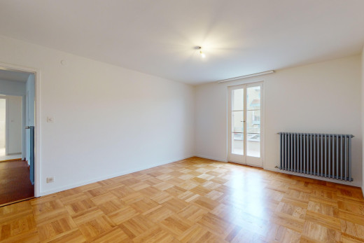 leerer raum mit natürliches licht, parkettboden, und kühler