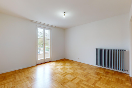 leerer raum mit parkettboden, kühler, und natürliches licht