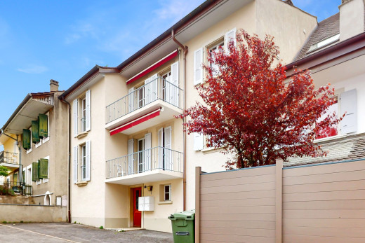 außenansicht mit balkon und zaun