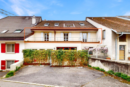 außenansicht mit balkon und zaun