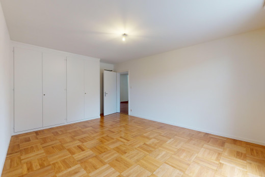 leerer raum mit parkettboden