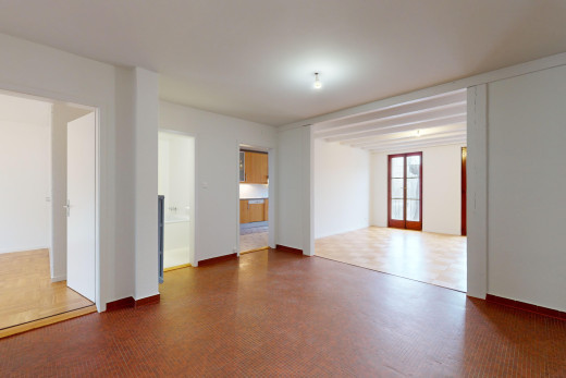 leerer raum mit parkettboden und natürliches licht