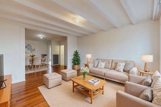 wohnzimmer mit drywall, gipskartonwand, wood finish floor, holzfußboden, und inside property