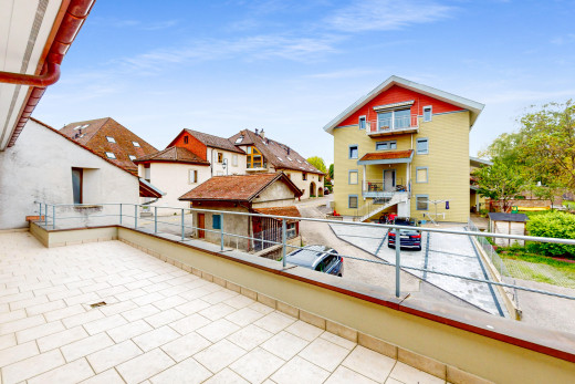 terrasse mit wohngebietblick und balkon