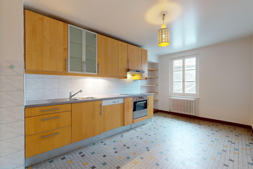 küche mit natürliches licht, ofen, kühler, backsplash, und schränke mit glastüren