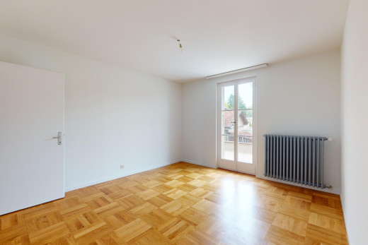 leerer raum mit parkettboden, kühler, und natürliches licht