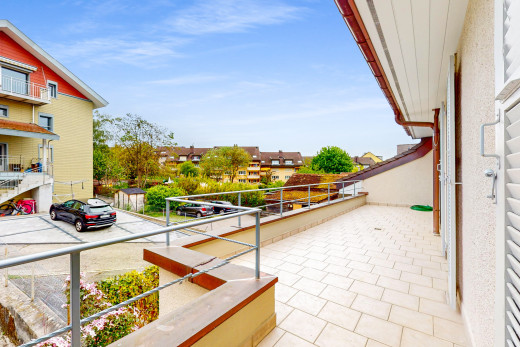 balkon mit wohngebietblick und balkon