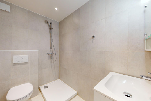 bad mit waschbecken, toilette, dusche, und fliesenwand