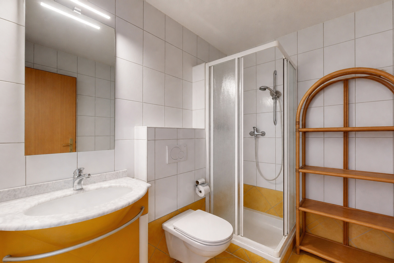 salle de bains avec tile wall, mur en carrelage, salle de bain complète, douche, et miroir
