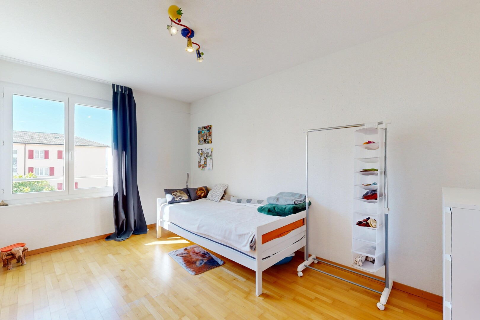 chambre avec inside property, day time, wood finish floor, sol en finition bois, et drywall