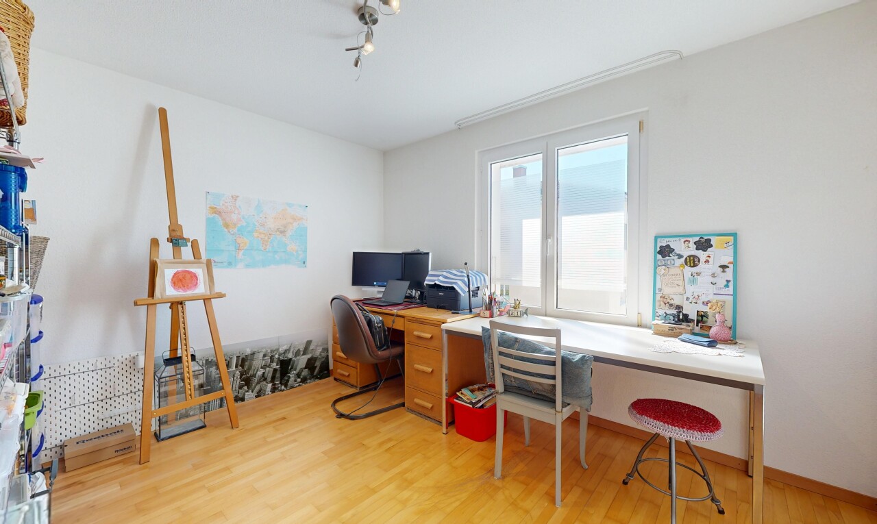 bureau avec espace bureau, drywall, cloison sèche, wood finish floor, et sol en finition bois