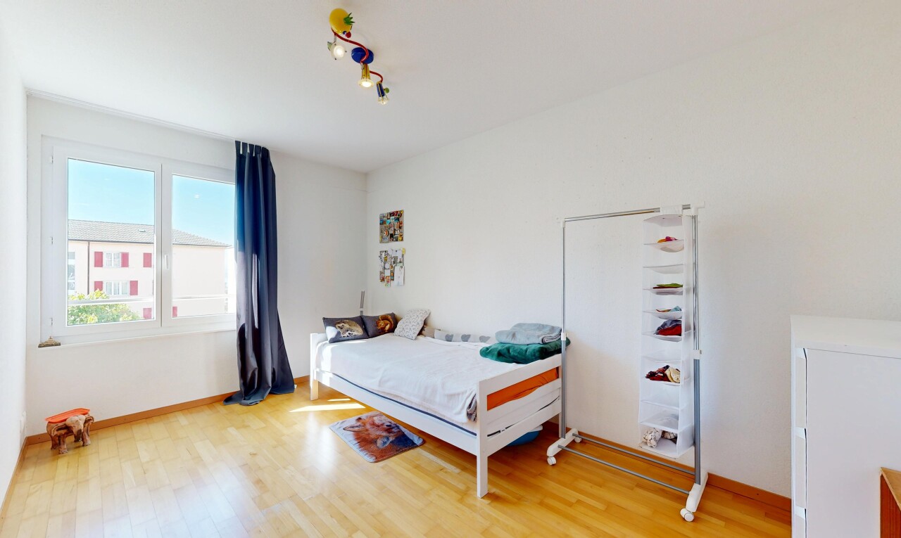 chambre avec inside property, day time, wood finish floor, sol en finition bois, et drywall