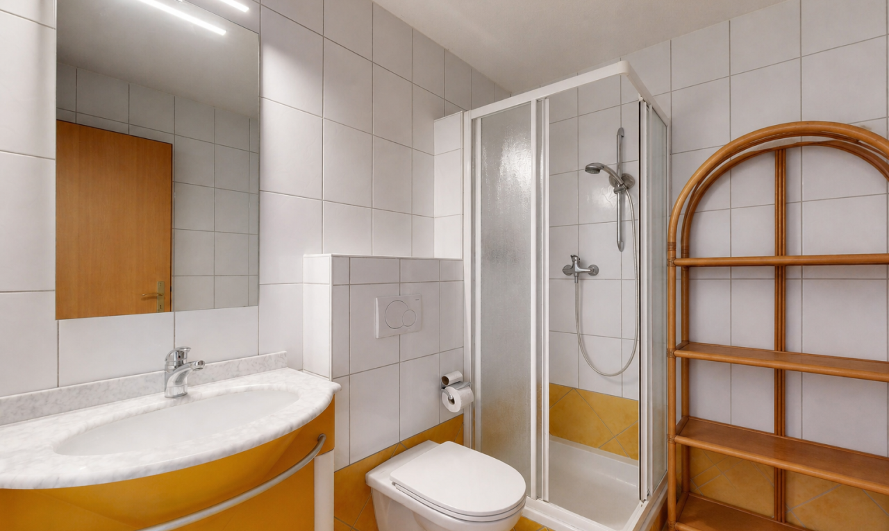 salle de bains avec tile wall, mur en carrelage, salle de bain complète, douche, et miroir