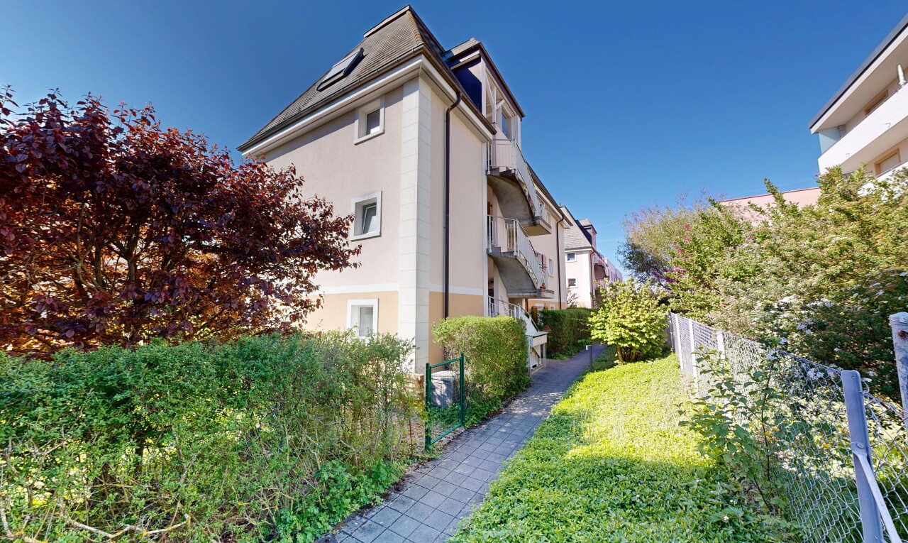 façade avec bardage en stuc, apartment complex view, from community, clôture, et day time