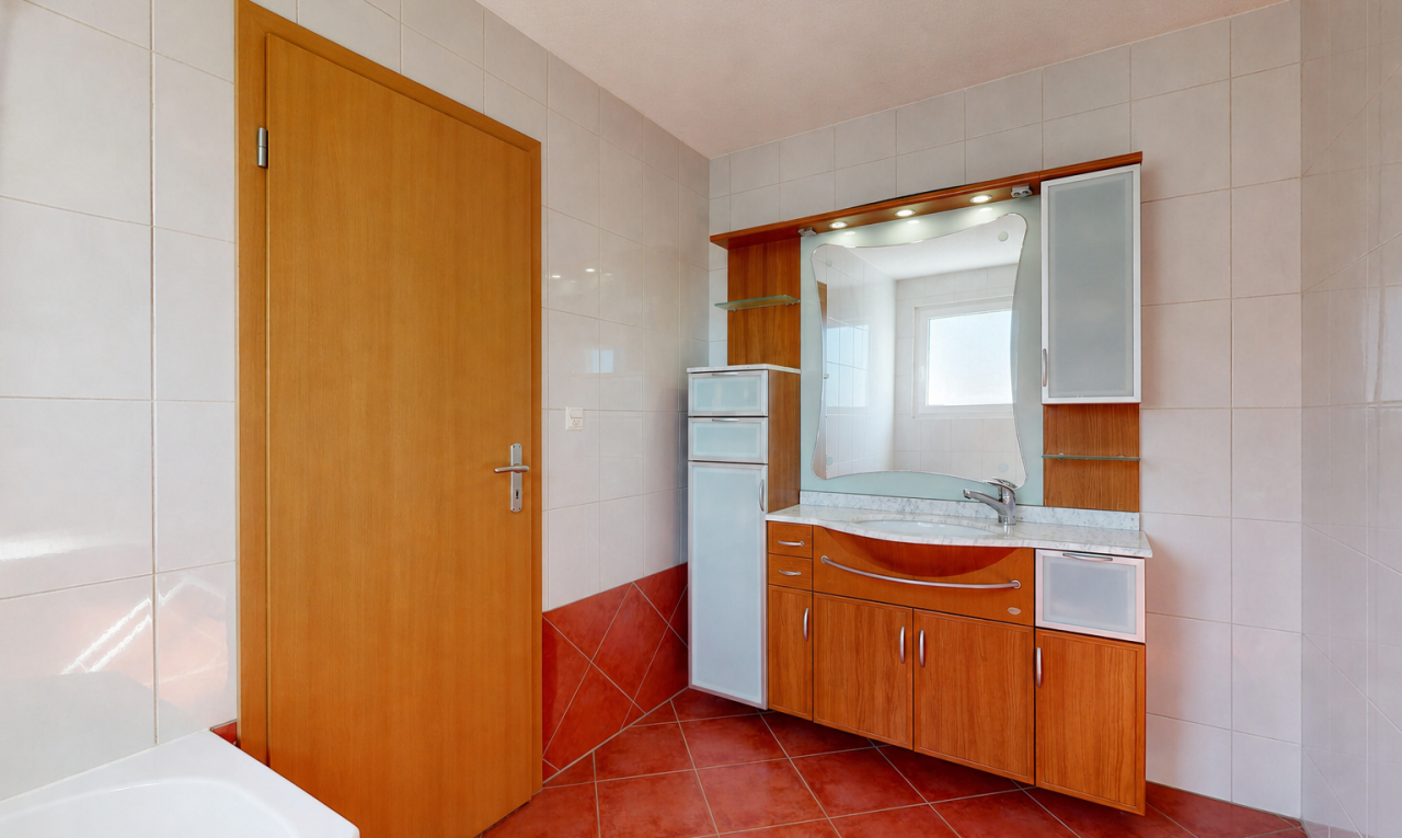 salle de bains avec mur en carrelage, tile wall, lavabo (ou coiffeuse selon le contexte), salle de bain complète, et sol en carrelage