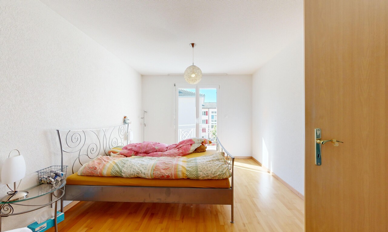 chambre avec wood finish floor, sol en finition bois, inside property, natural light, et lumière naturelle