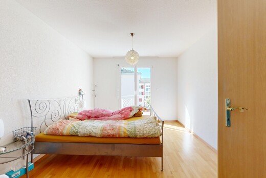 chambre avec wood finish floor, sol en finition bois, inside property, natural light, et lumière naturelle