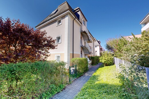 façade avec bardage en stuc, apartment complex view, from community, clôture, et day time