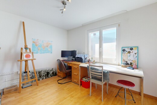 bureau avec espace bureau, drywall, cloison sèche, wood finish floor, et sol en finition bois