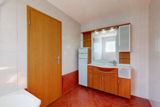 salle de bains avec mur en carrelage, tile wall, lavabo (ou coiffeuse selon le contexte), salle de bain complète, et sol en carrelage