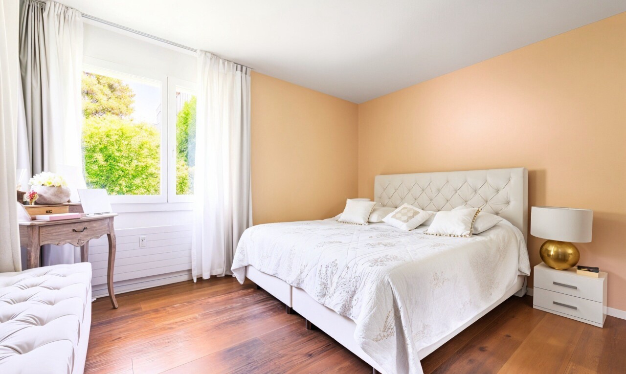 zimmer / schlafzimmer mit inside property, natural light, natürliches licht, wood finish floor, und holzfußboden