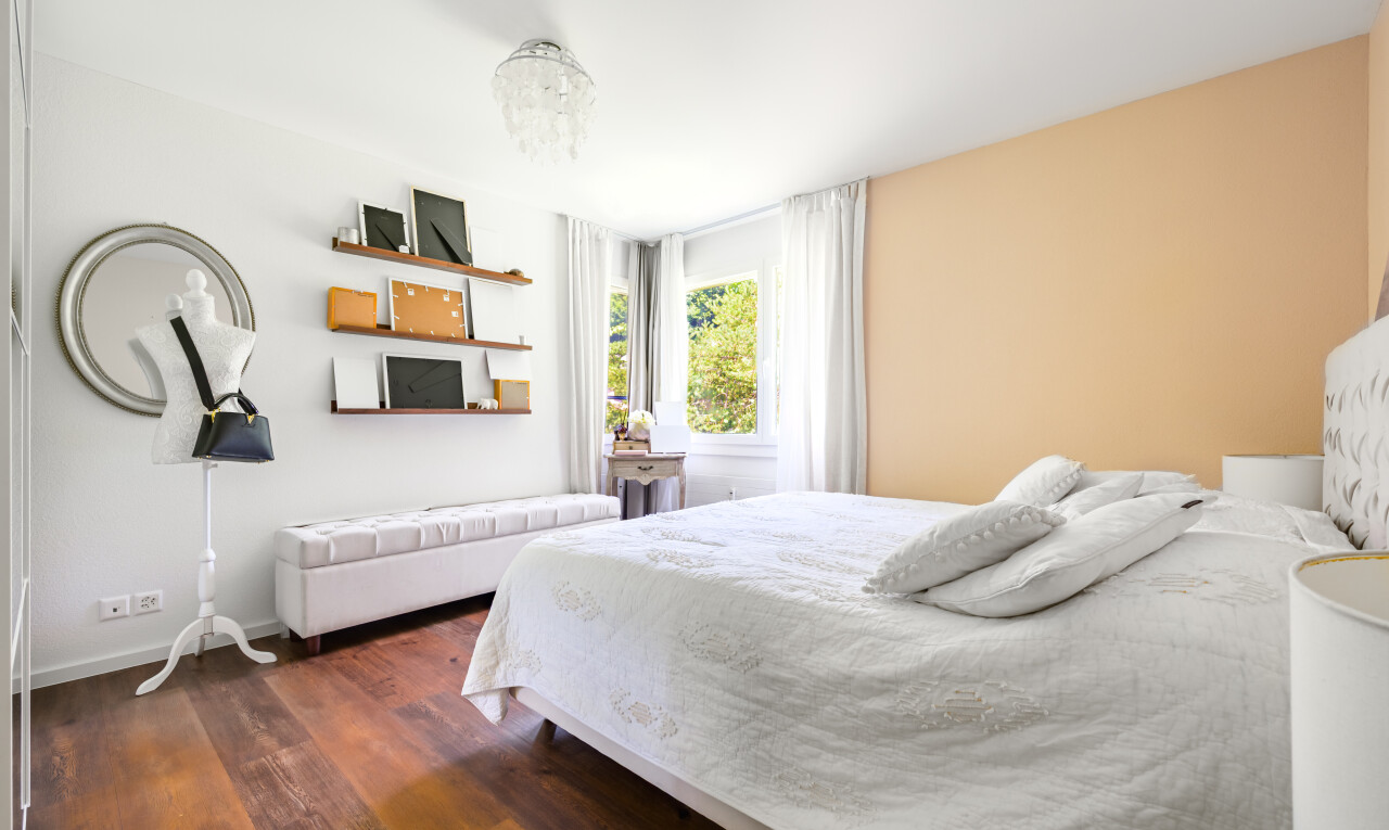 zimmer / schlafzimmer mit natürliches licht, natural light, holzfußboden, wood finish floor, und gipskartonwand