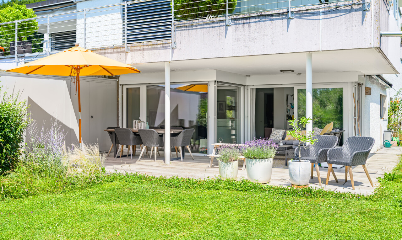 außenansicht mit terrasse, property visible, rasen, balkon, und day time