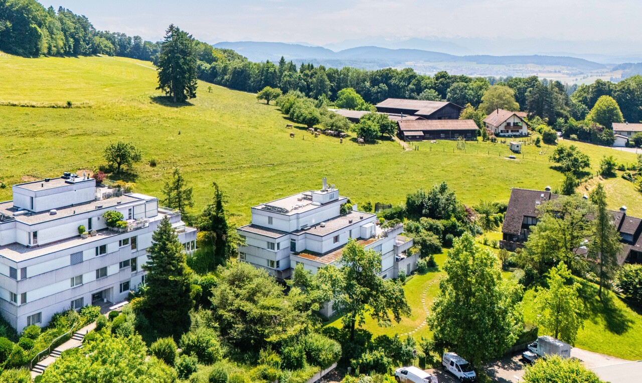außenansicht mit day time und parkplatz