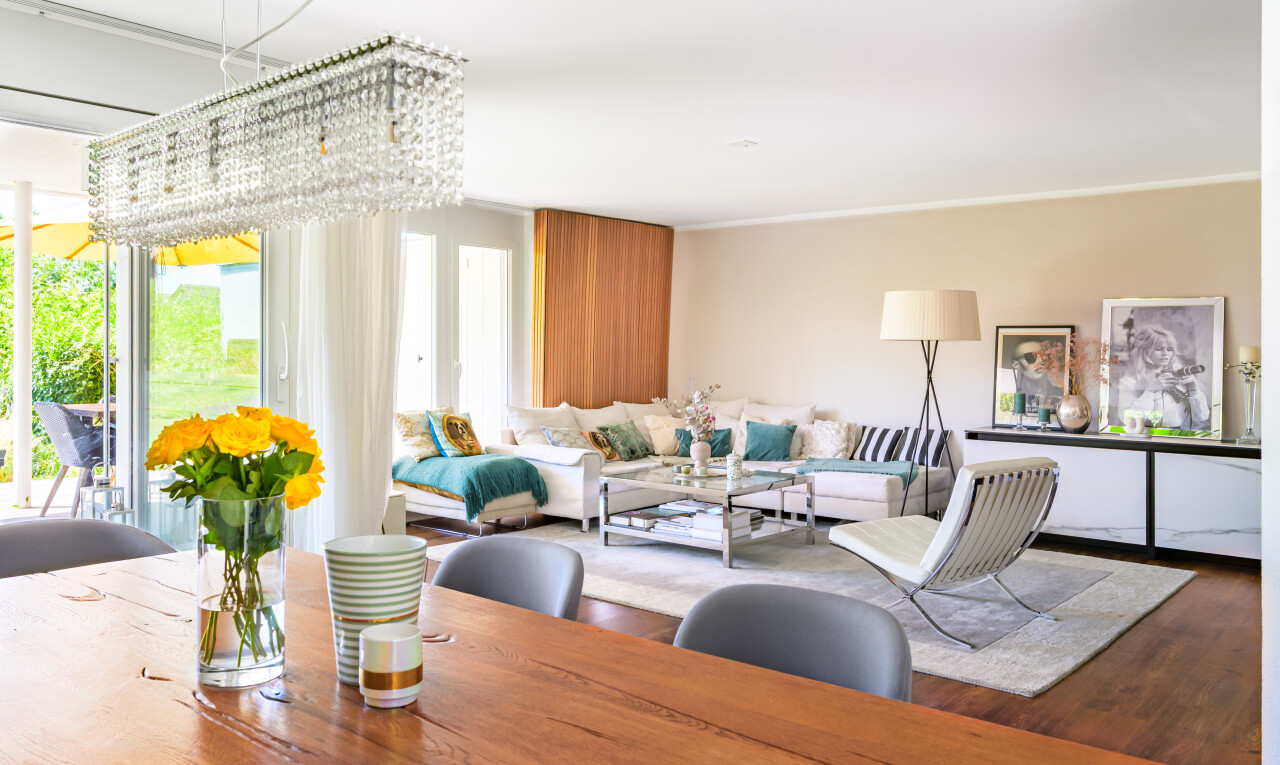 wohn- / esszimmer mit inside property, wood finish floor, holzfußboden, drywall, und gipskartonwand