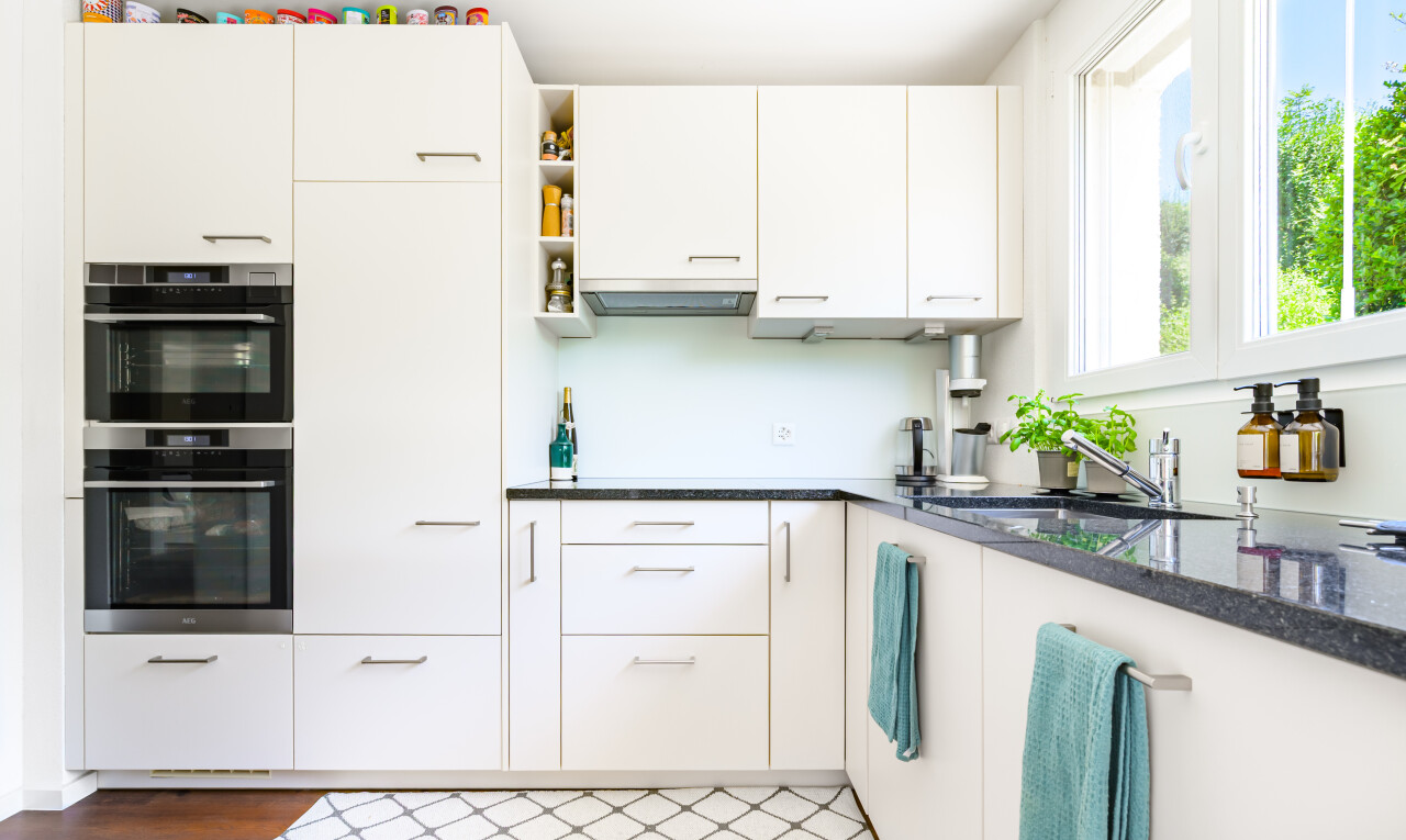 küche mit waschbecken, doppel backofen, natürliches licht, natural light, und weiße schränke