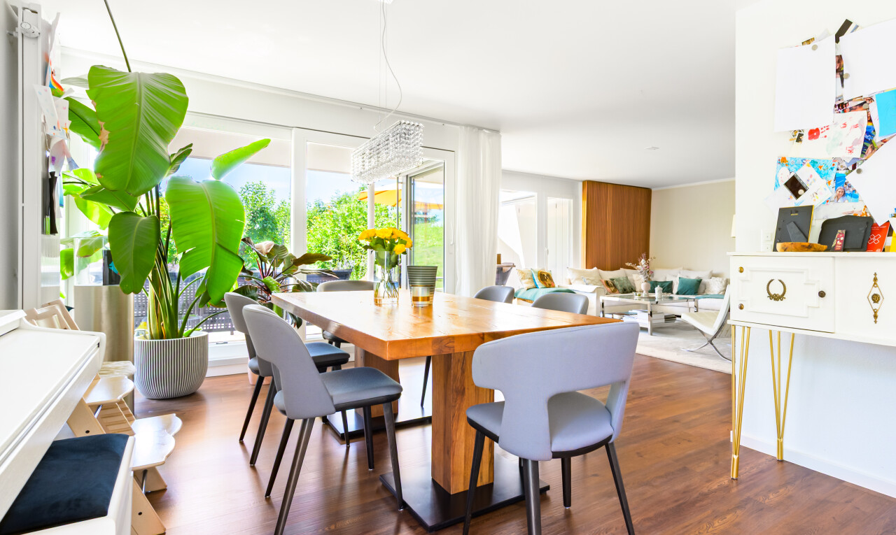 esszimmer mit natürliches licht, natural light, inside property, holzfußboden, und wood finish floor