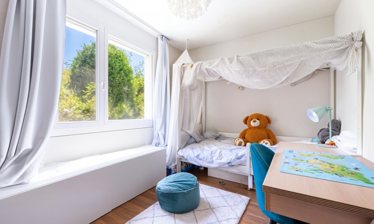 zimmer / schlafzimmer mit inside property, natürliches licht, natural light, holzfußboden, und wood finish floor
