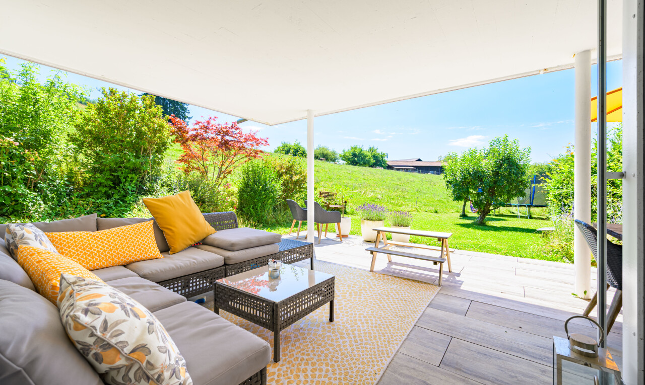 terrasse mit wohnraum im freien, from property, day time, rasen, und terrasse