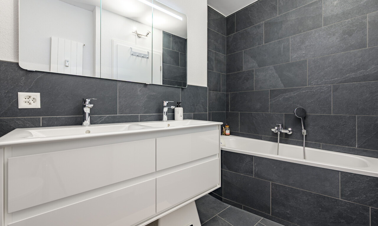 bad mit komplettes badezimmer, spiegel, doppelwaschtisch, bad, und tile tub