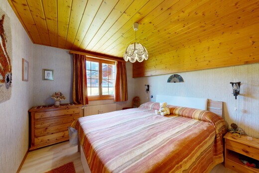 zimmer / schlafzimmer mit wallpaper wall, tapetenwand, inside property, natural light, und natürliches licht