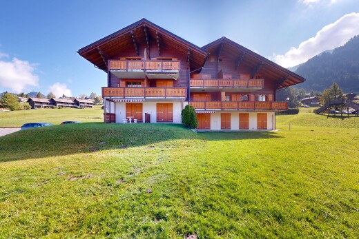 außenansicht mit rasen, balkon, day time, und property visible